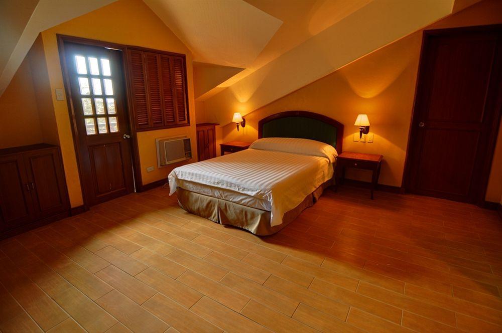 Sunrise Holiday Mansion Тагайтай Экстерьер фото
