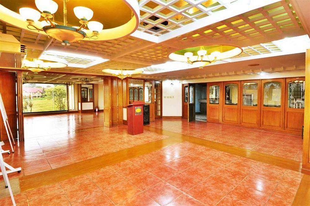 Sunrise Holiday Mansion Тагайтай Экстерьер фото