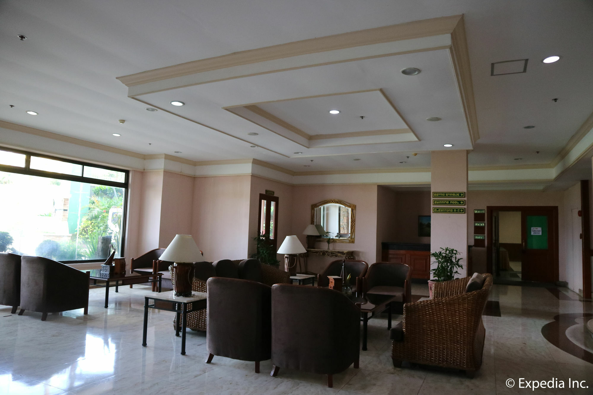 Sunrise Holiday Mansion Тагайтай Экстерьер фото