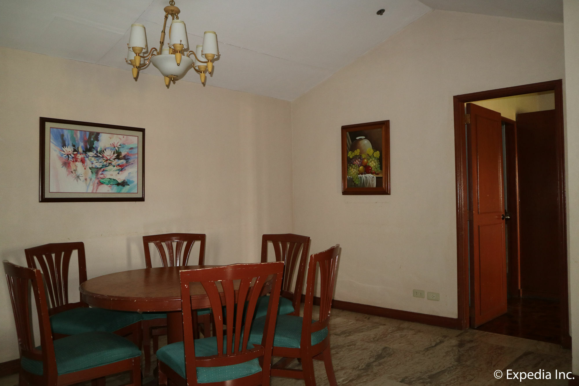 Sunrise Holiday Mansion Тагайтай Экстерьер фото