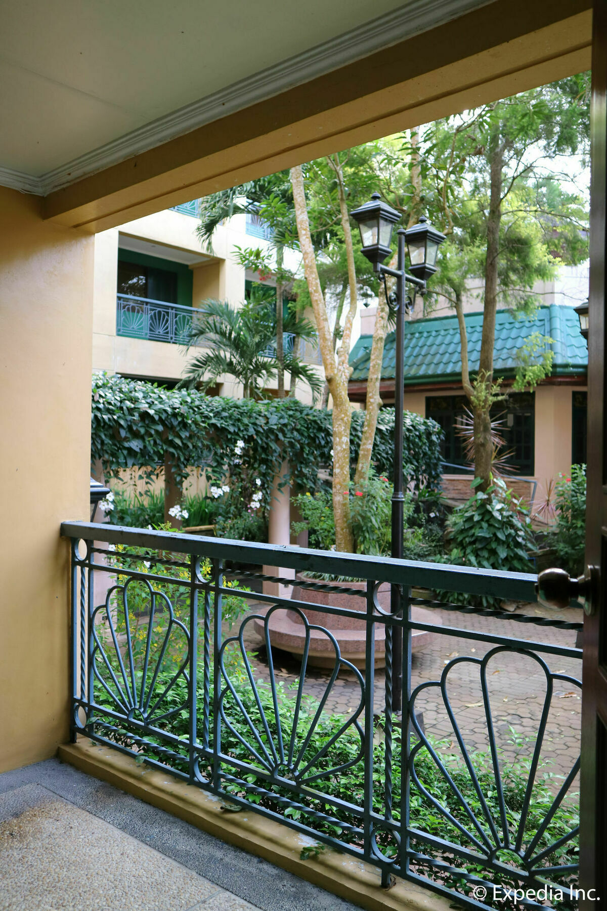 Sunrise Holiday Mansion Тагайтай Экстерьер фото